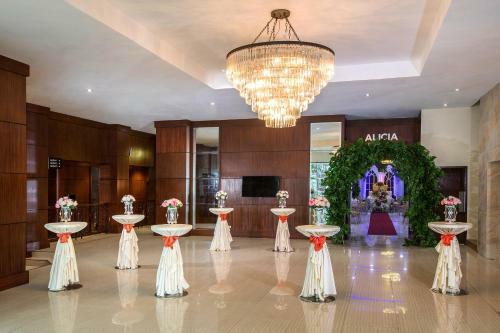 Golden Prince Hotel & Suites