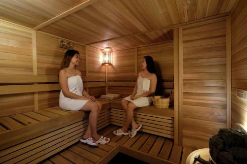 Golden Prince Hotel & Suites
