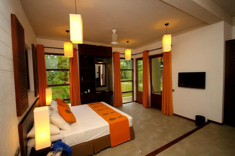 Hotel Chaarya Resort & Spa