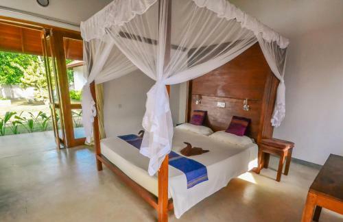 Hotel Sanjis The Seaside Cabanas