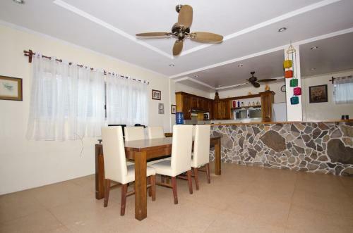 Hotel Mike's Dauin Dive Resort