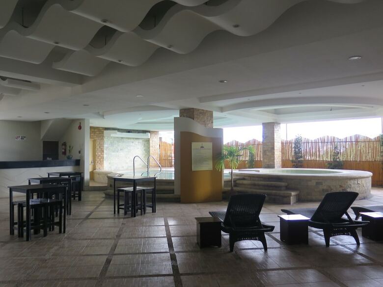 The Pinnacle Hotel And Suites