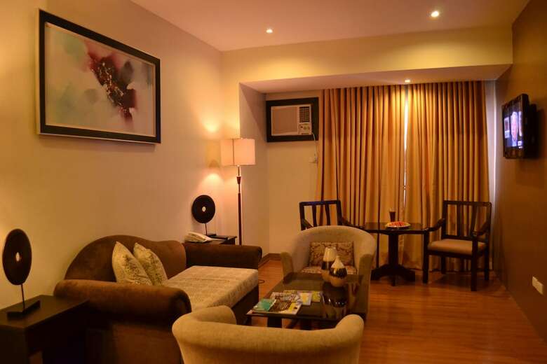 The Pinnacle Hotel And Suites