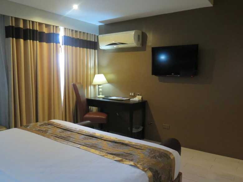 The Pinnacle Hotel And Suites