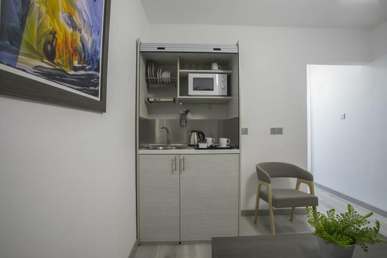 Hotel Apartments Petrou Bros