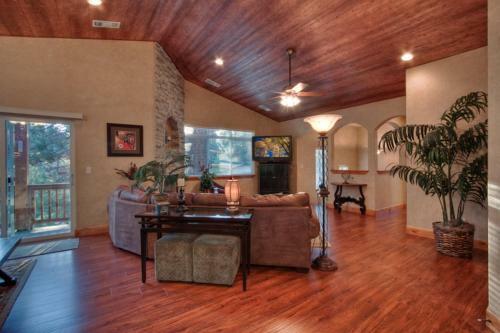 Creekwood Lodge