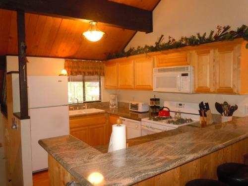 Two-bedroom Plus Den Premier Unit #13 By Escape For All Seasons