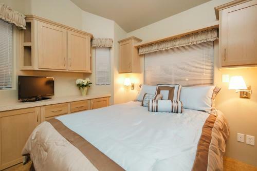 Golden Village Palms Rv Resort