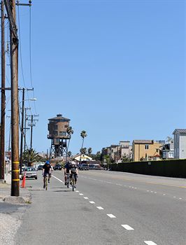 Motel Pacific View Inn & Suites