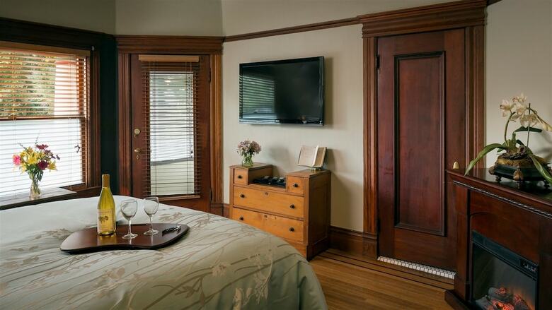 Bed & Breakfast Cabernet House, An Old World Inn