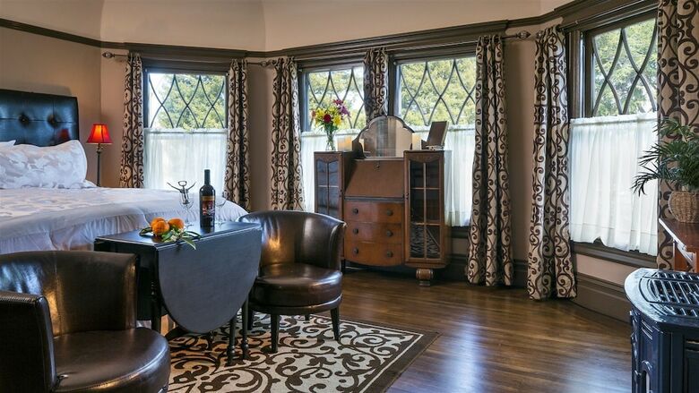 Bed & Breakfast Cabernet House, An Old World Inn