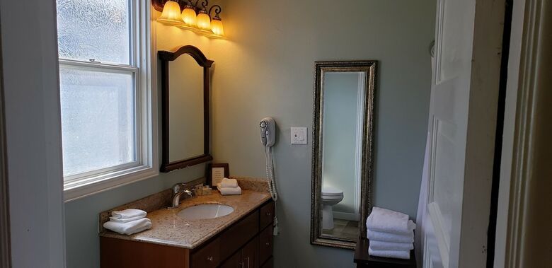 Bed & Breakfast Cabernet House, An Old World Inn
