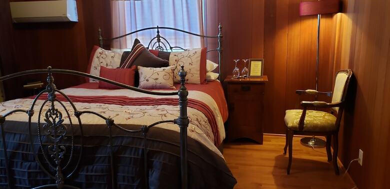 Bed & Breakfast Cabernet House, An Old World Inn