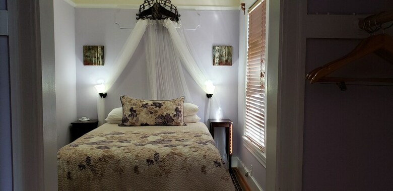 Bed & Breakfast Cabernet House, An Old World Inn