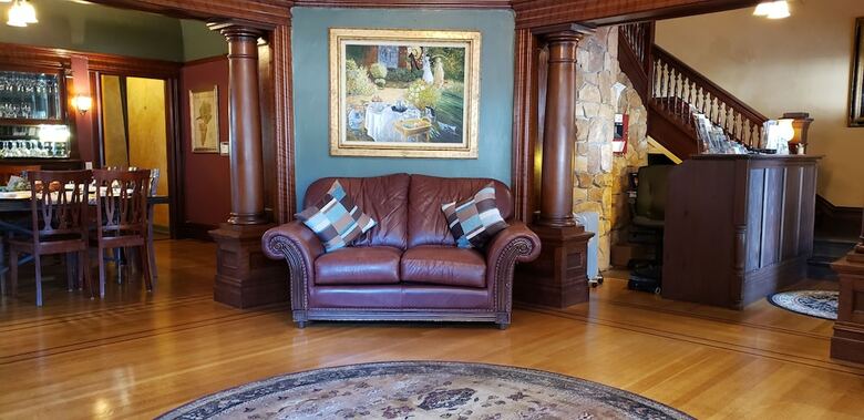 Bed & Breakfast Cabernet House, An Old World Inn