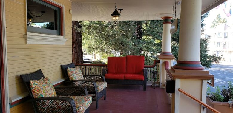 Bed & Breakfast Cabernet House, An Old World Inn