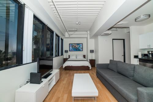Hollywood Gallery Apartment