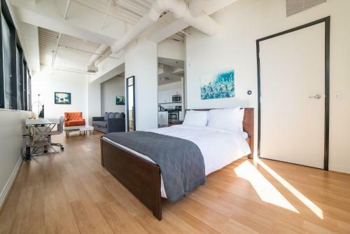 California Jewel Apartment