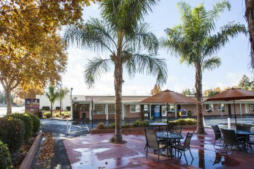 Motel Tri-valley Inn & Suites