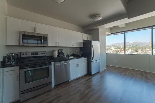 Hollywood Aurora Apartment