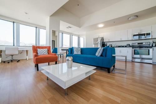 Hollywood Aurora Apartment