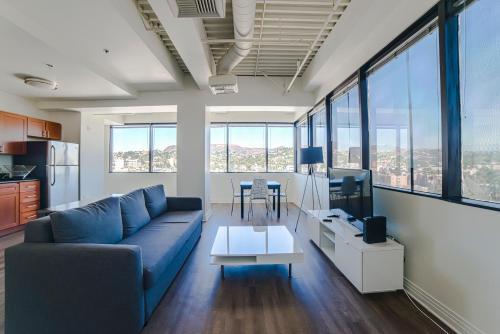 Hollywood Aurora Apartment