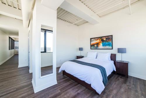 Hollywood Arch Apartment