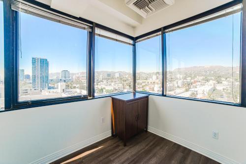 Hollywood Arch Apartment