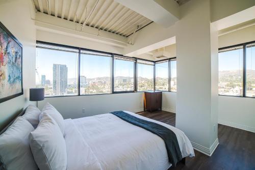Hollywood Arch Apartment