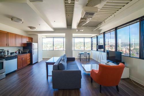 Hollywood Arch Apartment