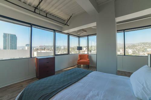 Hollywood Arch Apartment