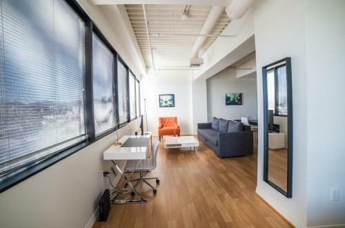 Hollywood Arch Apartment