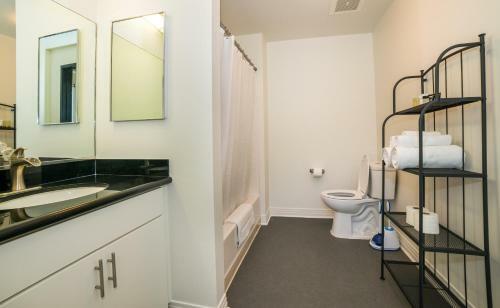 Hollywood Arch Apartment