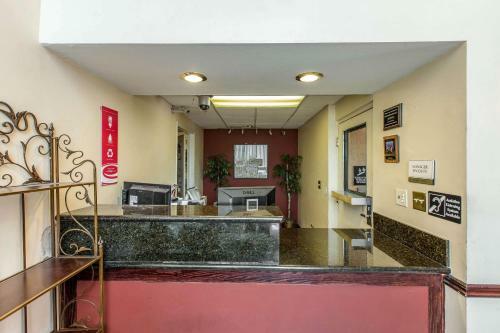 Hotel Econo Lodge Inn & Suites Riverside