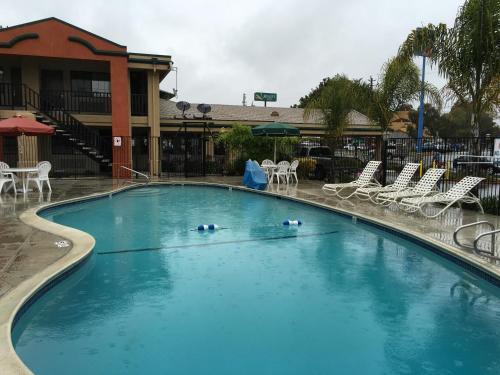 Motel Super 8 By Wyndham Salinas
