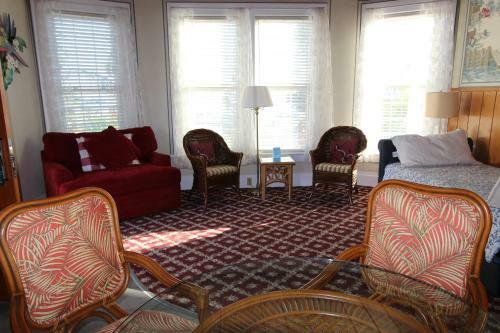 Posada Edgewater Beach Inn & Suites