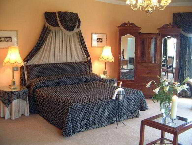 Castle Oaks House Hotel