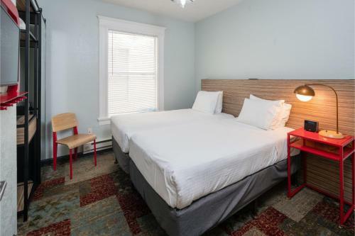 The Pontiac Hotel & Hostel