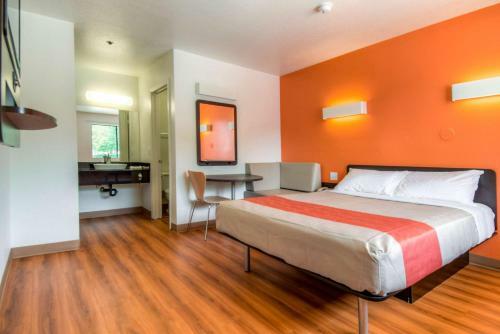 Motel 6 Temecula - Historic Old Town
