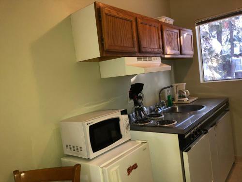 Motel Cedar Inn & Suites