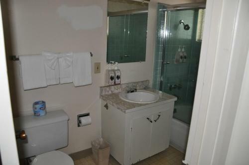 Motel Cedar Inn & Suites