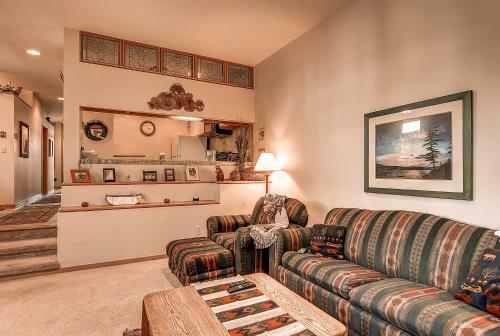 Apartamento Two-bedroom River Glen Condo 105a