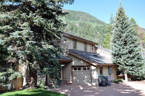 East Streamside Circle Holiday Home