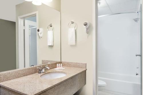 Hotel Days Inn Bradley Airport