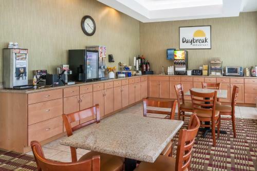 Hotel Days Inn Bradley Airport