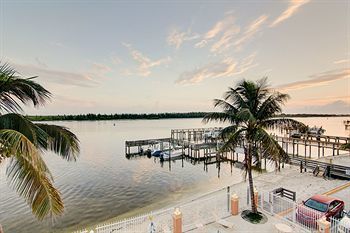 Hutchinson Island Plaza Hotel & Suites