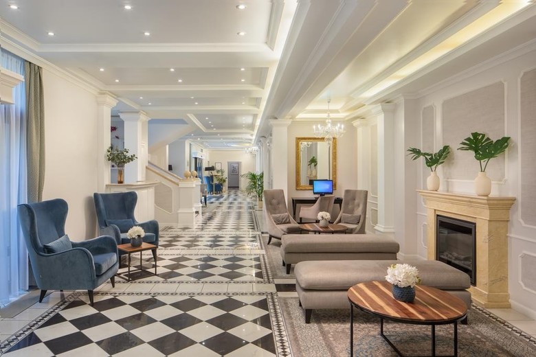 Queen's Court Hotel & Residence