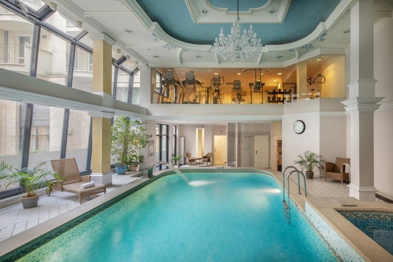 Queen's Court Hotel & Residence