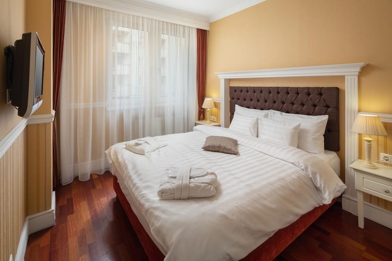 Queen's Court Hotel & Residence