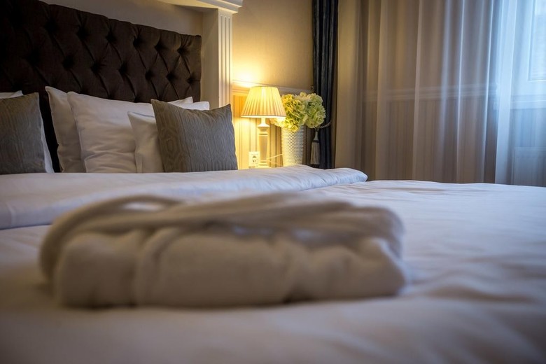 Queen's Court Hotel & Residence